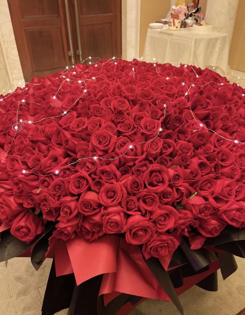 結(jié)婚紀(jì)念日送玫瑰花_送紀(jì)念玫瑰老婆結(jié)婚花束怎么寫_結(jié)婚紀(jì)念日送老婆多少朵玫瑰花